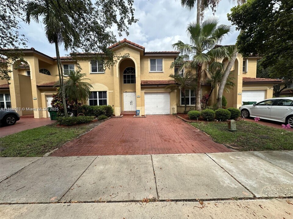 238 Magnolia Ave in Davie, FL - Building Photo