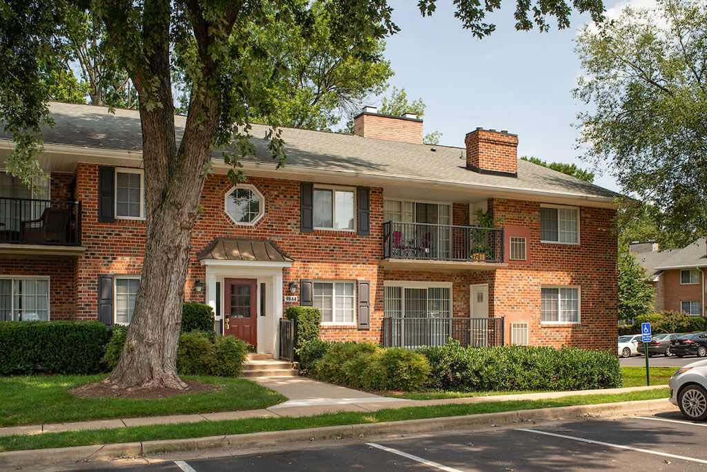 Fairfax Square in Fairfax, VA - Foto de edificio