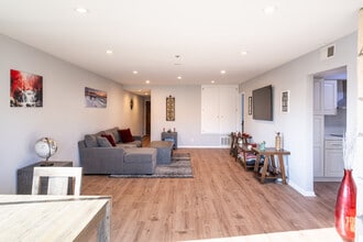 230 S Catalina Ave, Unit 115 in Redondo Beach, CA - Foto de edificio - Building Photo