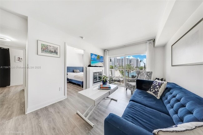 2600 Collins Ave, Unit 307 in Miami Beach, FL - Building Photo - Building Photo