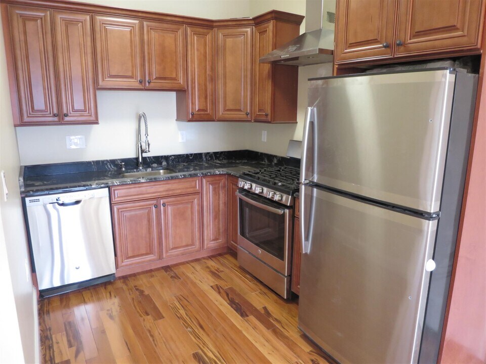 1121 Broadway, Unit 3 in Somerville, MA - Building Photo