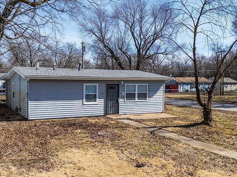 1135 St Stephens Dr in Sauget, IL - Building Photo