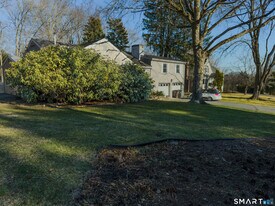 124 Wyndover Ln in Stamford, CT - Building Photo