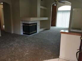 5645 W Vartikian Ave in Fresno, CA - Building Photo