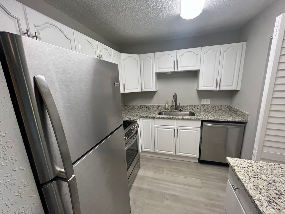 733 SE 1st Way in Deerfield Beach, FL - Building Photo