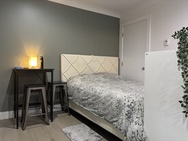 4547 Brentlawn Dr in Burnaby, BC - Building Photo