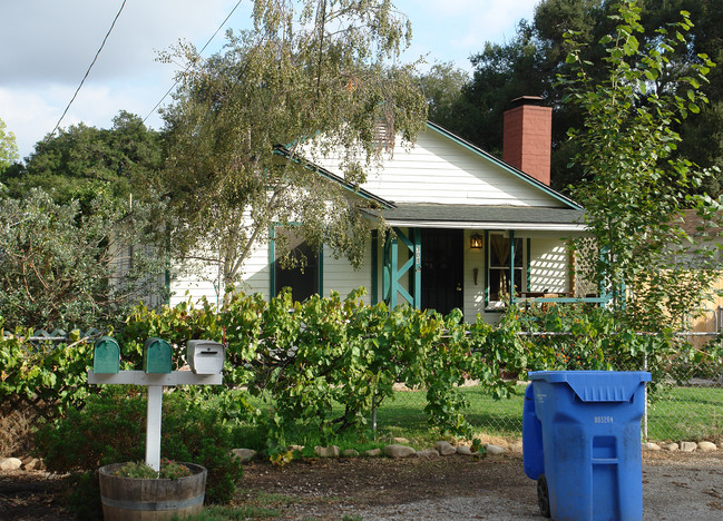 308 N Arnaz St in Ojai, CA - Building Photo - Building Photo