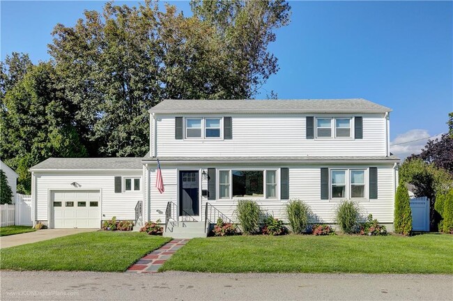 18 Sylvan Terrace in Newport, RI - Foto de edificio - Building Photo