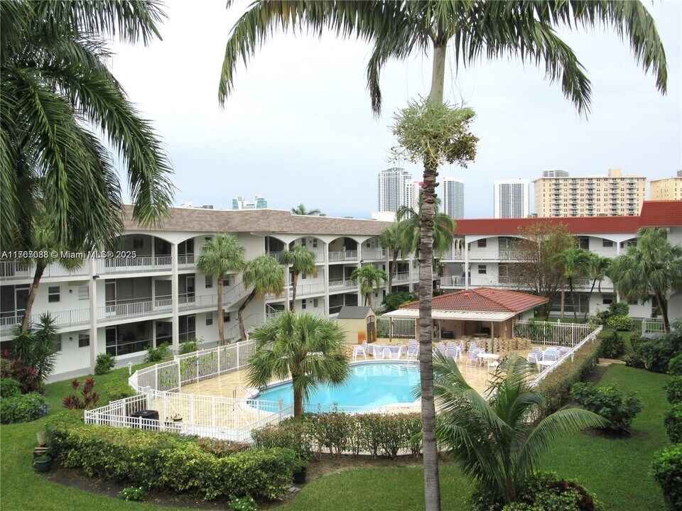 581 Blue Heron Dr in Hallandale Beach, FL - Foto de edificio