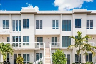 6415 NW 102nd Path in Doral, FL - Building Photo