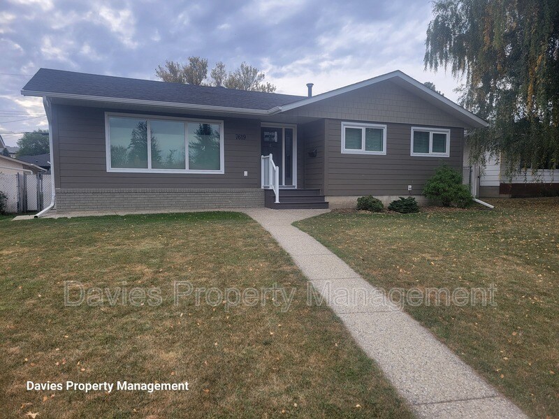 7619 Rowland Rd NW in Edmonton, AB - Building Photo