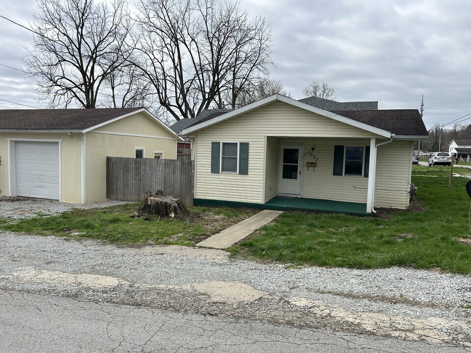 1037 W 17th St in Connersville, IN - Foto de edificio