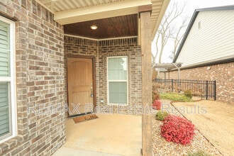 2106 SW Huntwick Ave in Bentonville, AR - Building Photo - Building Photo