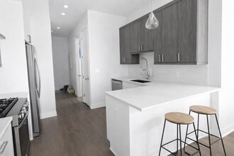 2217 W Madison St, Unit 214 in Chicago, IL - Foto de edificio - Building Photo