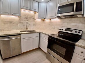 4164 Inverrary Dr in Lauderhill, FL - Foto de edificio - Building Photo