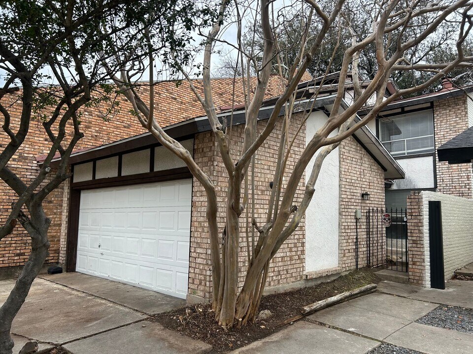 1320 Summerwood Ln in Richardson, TX - Building Photo