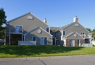 Oakleaf Townhomes in Burnsville, MN - Foto de edificio - Building Photo