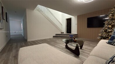 1001 SW 98th Ave in Pembroke Pines, FL - Foto de edificio - Building Photo