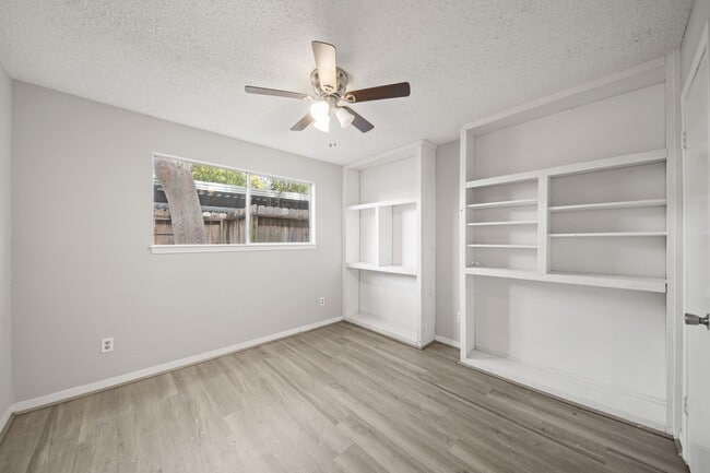 9393 Westwood Village Dr in Houston, TX - Building Photo - Building Photo