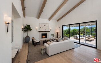 9714 Oak Pass Rd in Beverly Hills, CA - Building Photo - Building Photo