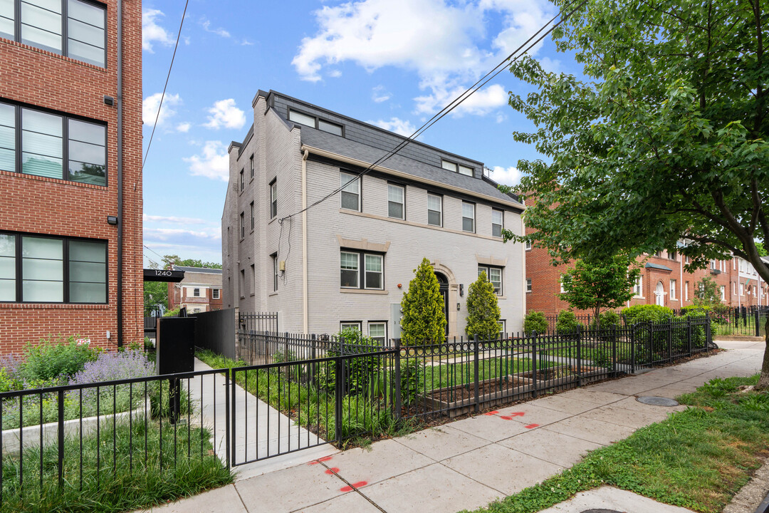 1244 Raum ST NE in Washington, DC - Foto de edificio