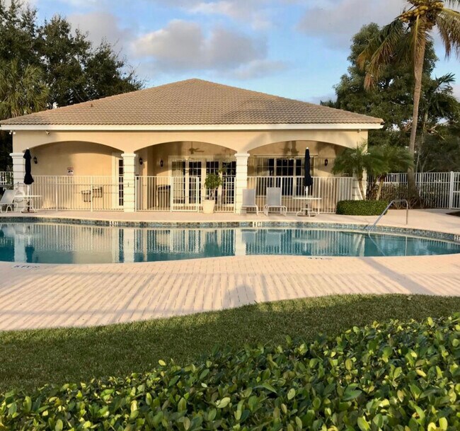 4979 Palmbrooke Cir in West Palm Beach, FL - Foto de edificio - Building Photo