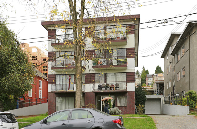 Bridgeview Court in New Westminster, BC - Building Photo - Building Photo