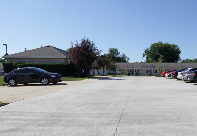 Indian Court Apartment Homes in Aurora, IL - Building Photo - Building Photo