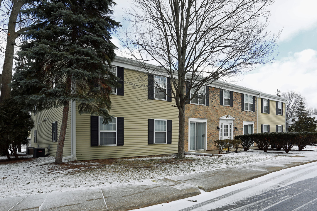 New England Apartments in Sylvania, OH - Building Photo