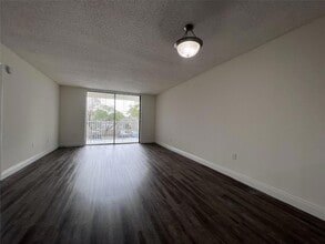 18335 NW 68th Ave, Unit 255-201 in Hialeah, FL - Building Photo - Building Photo