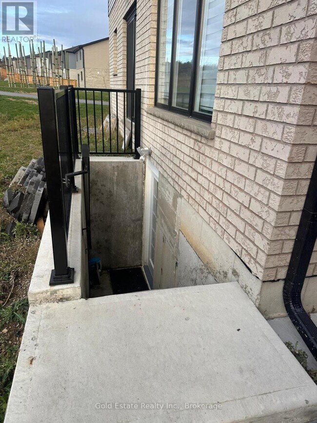 207 Otterbein Rd in Kitchener, ON - Building Photo - Building Photo