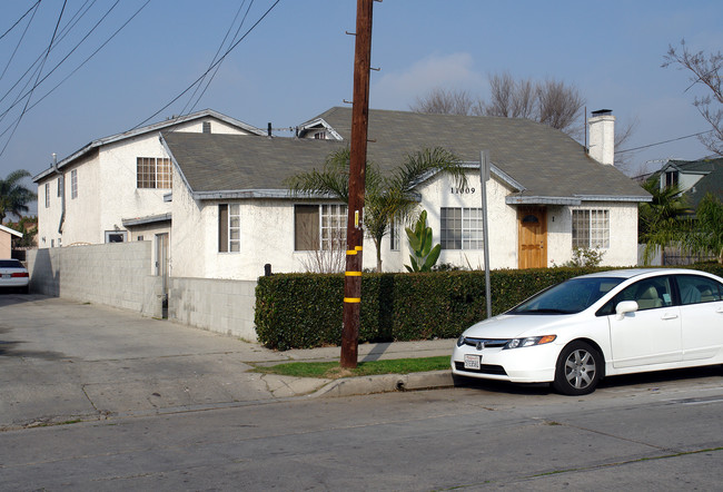 11009 S Grevillea Ave in Inglewood, CA - Building Photo - Building Photo