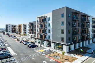 Santa Rosa Avenue in Santa Rosa, CA - Foto de edificio - Building Photo