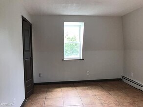 227 Windsor Ave, Unit 3 in Windsor, CT - Foto de edificio - Building Photo