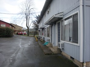 2813 W Harvard Ave in Roseburg, OR - Foto de edificio - Building Photo