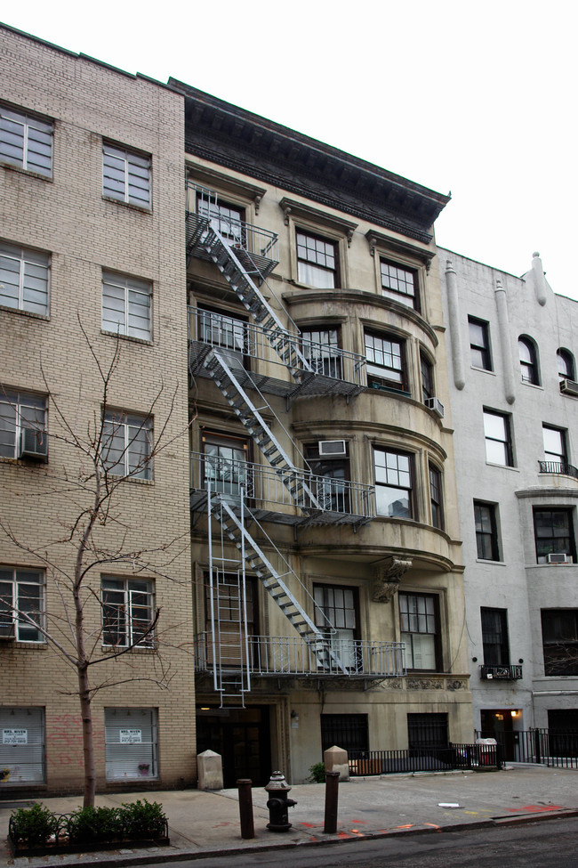 47 W 68th St in New York, NY - Building Photo - Building Photo