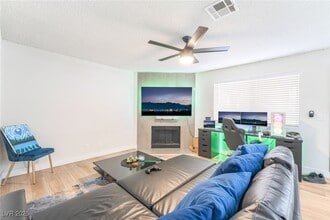 924 Falconhead Ln in Las Vegas, NV - Building Photo - Building Photo