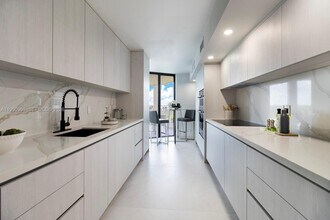 1000 NE Quayside Terrace in Miami, FL - Building Photo - Building Photo