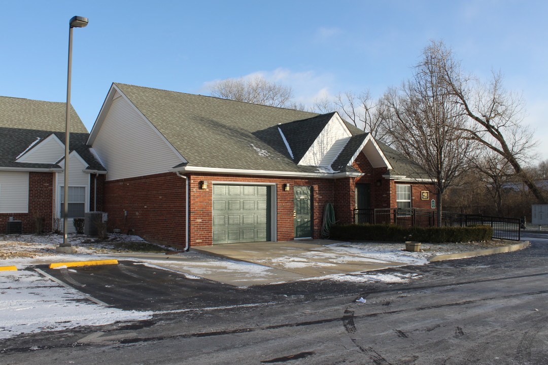 Bissell Apartments in Venice, IL - Foto de edificio