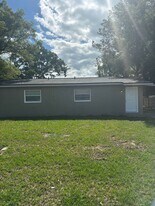 6052 10th St in Zephyrhills, FL - Building Photo