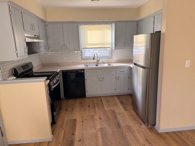 12233 W Dearbourn Ave in Wauwatosa, WI - Foto de edificio - Building Photo