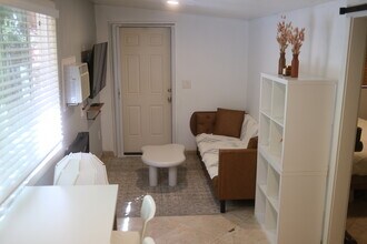 3942 Marron St, Unit Furnished Studio in San Diego, CA - Foto de edificio - Building Photo