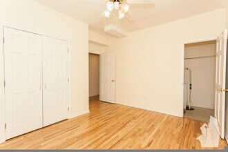 2320 N Southport Ave, Unit 3 in Chicago, IL - Foto de edificio - Building Photo