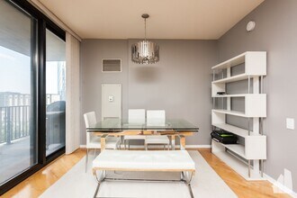 210 S Desplaines St in Chicago, IL - Building Photo - Building Photo