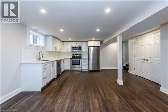 418 E 25th St in Hamilton, ON - Building Photo - Building Photo