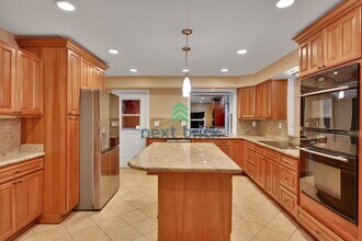 13649 Main St in Bellevue, WA - Building Photo - Building Photo