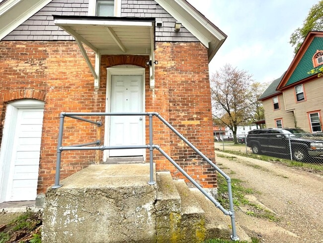 815 W Walnut St in Kalamazoo, MI - Building Photo - Building Photo