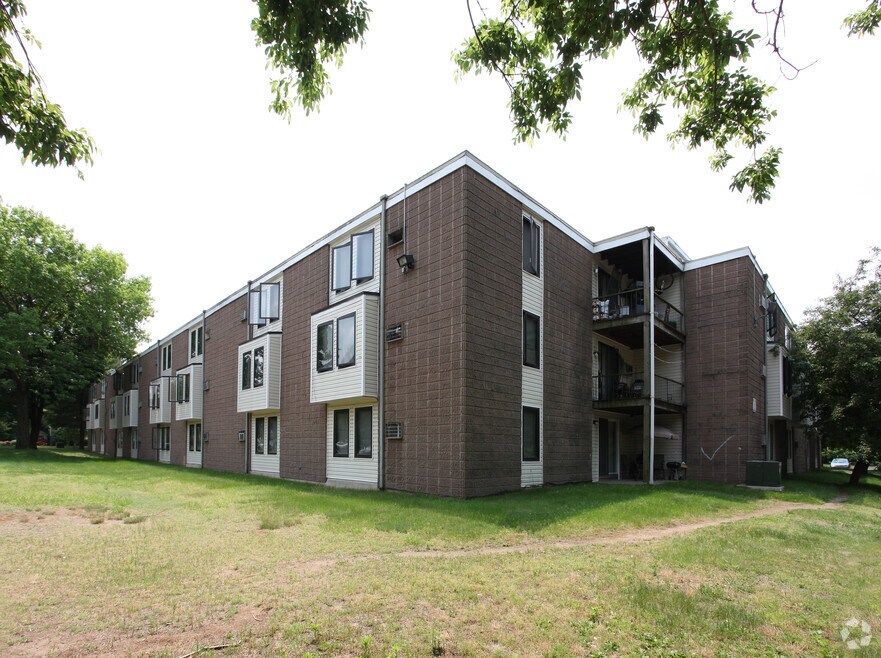 Stone Creek Apartments in East Hartford, CT - Building Photo