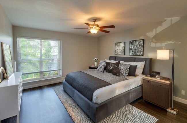 Redwood Plaza Apartments in Fremont, CA - Foto de edificio - Building Photo