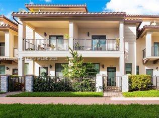 4648 NW 83rd Path in Doral, FL - Foto de edificio